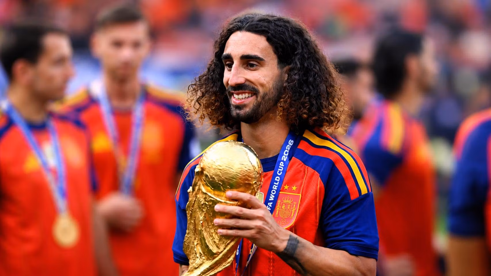 Cucurella con la Copa del Mundo