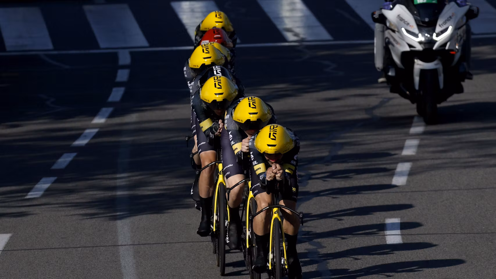 El equipo Visma Lease a Bike, en la primera etapa del Tour de Francia 2026.