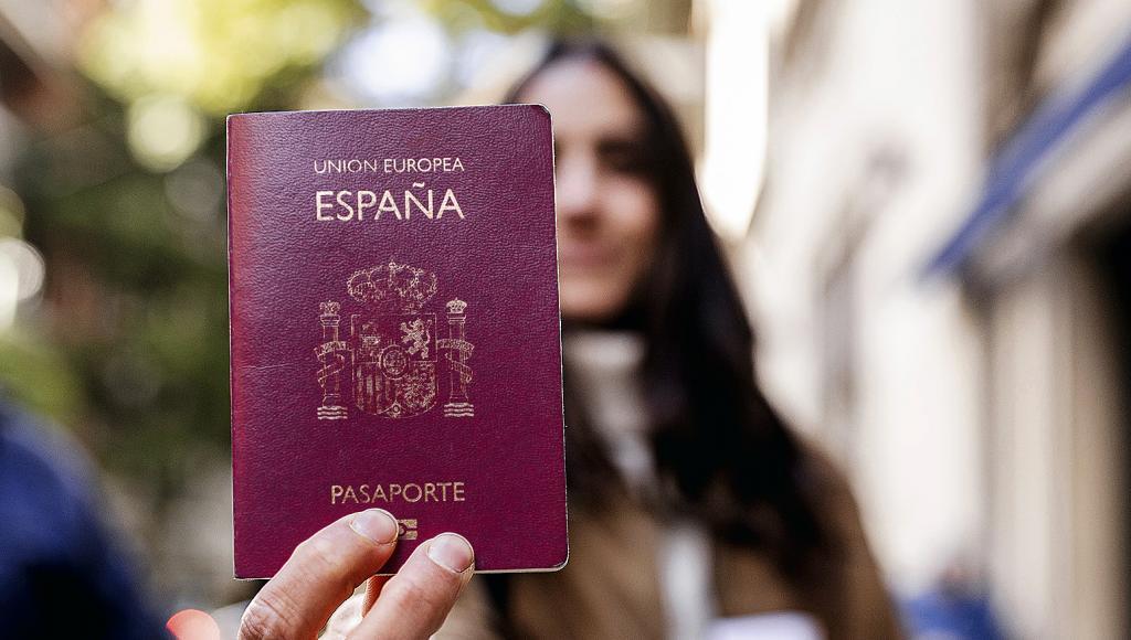 Parte de los argentinos que obtienen la nacionalidad española a través de la Ley de Memoria Democrática. Consulado de España Barrio Recoleta, Buenos Aires, Julio de 2026.