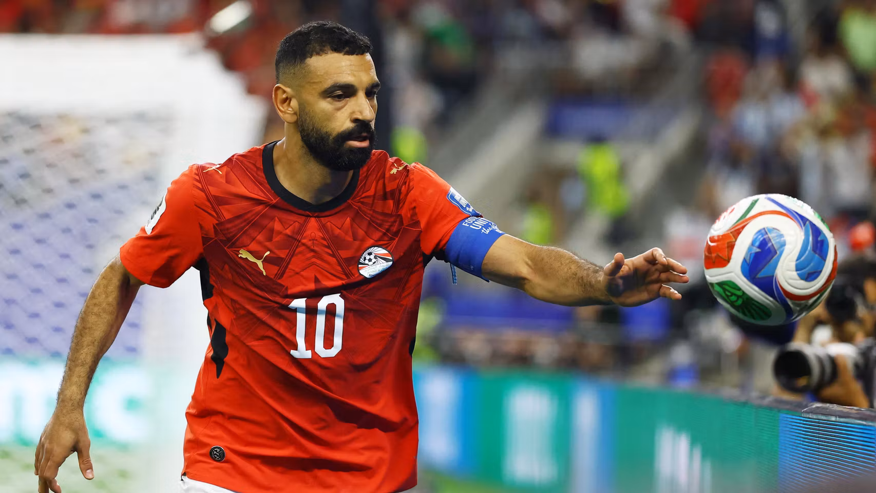 Salah cogiendo el balón para sacar un córner.