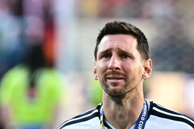 La afición argentina despidió a un Messi en lágrimas.