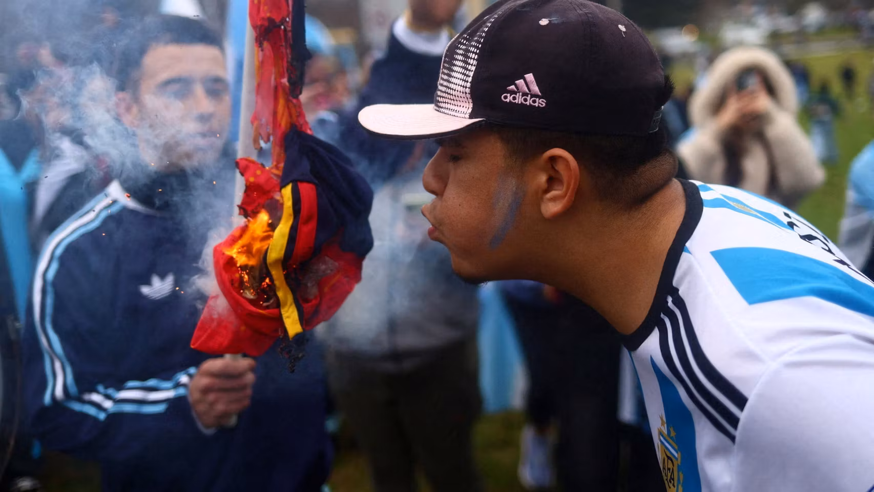 Un aficionado argentino quema una camiseta de España.
