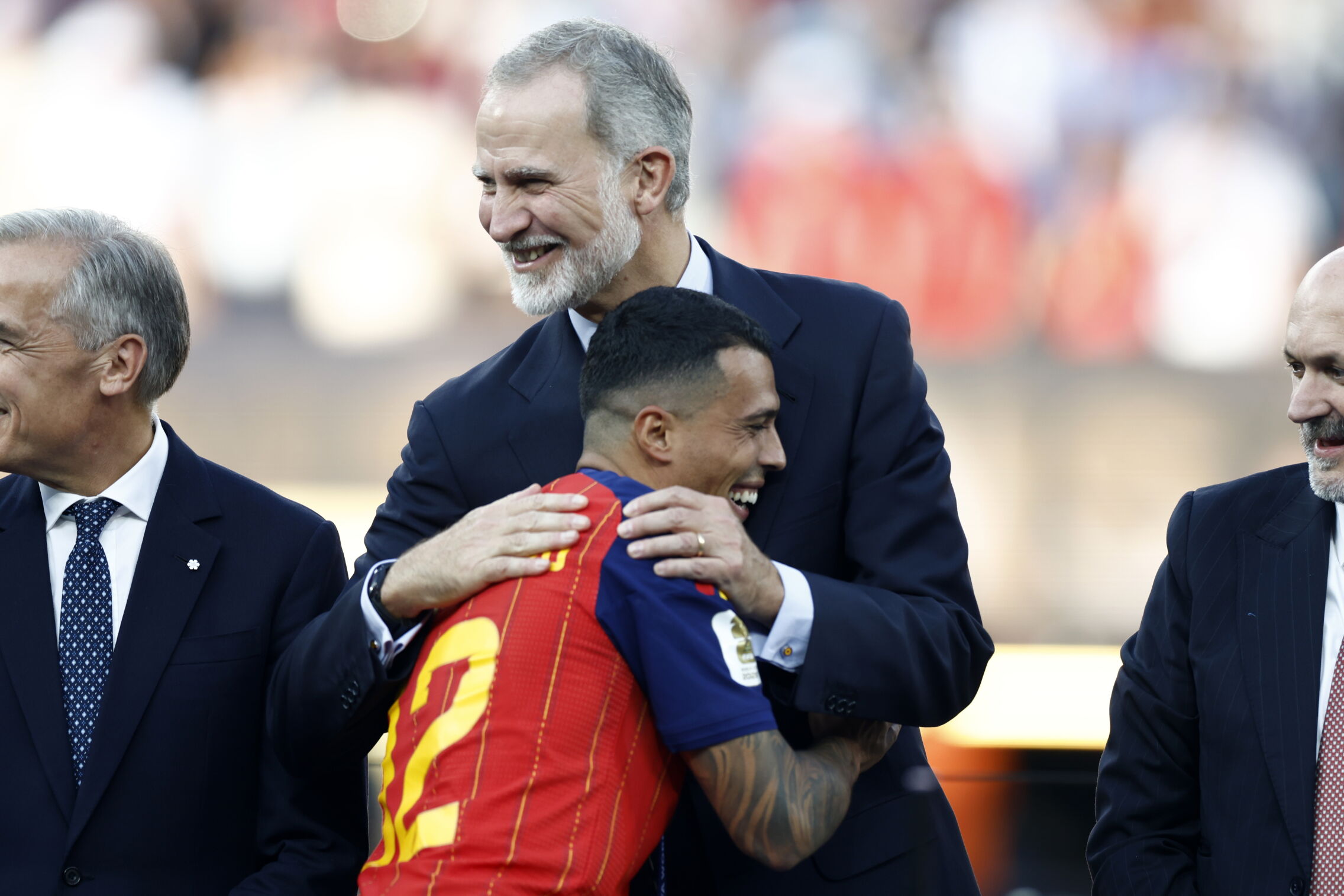 Foto: Pedro Porro abraza al rey Felipe VI tras ganar la copa del Mundial. (EFE/WILL OLIVER)
