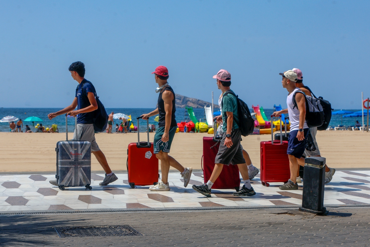 Fotografía de archivo de turistas llegando a la playa de Benidorm. (EFE/Morell)