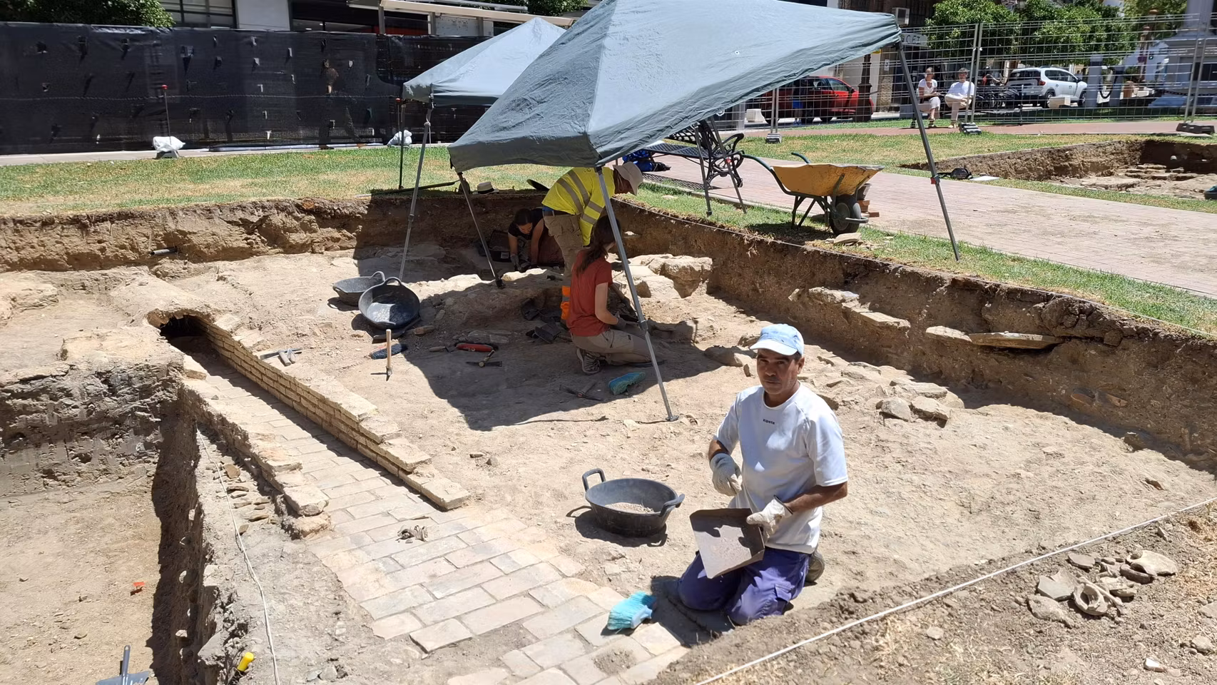 El equipo de arqueólogos que trabajan en el Parque Arqueológico