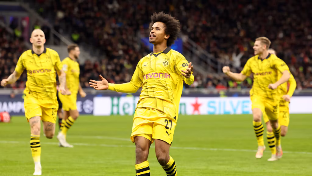 Adeyemi celebra un gol con el Dortmund