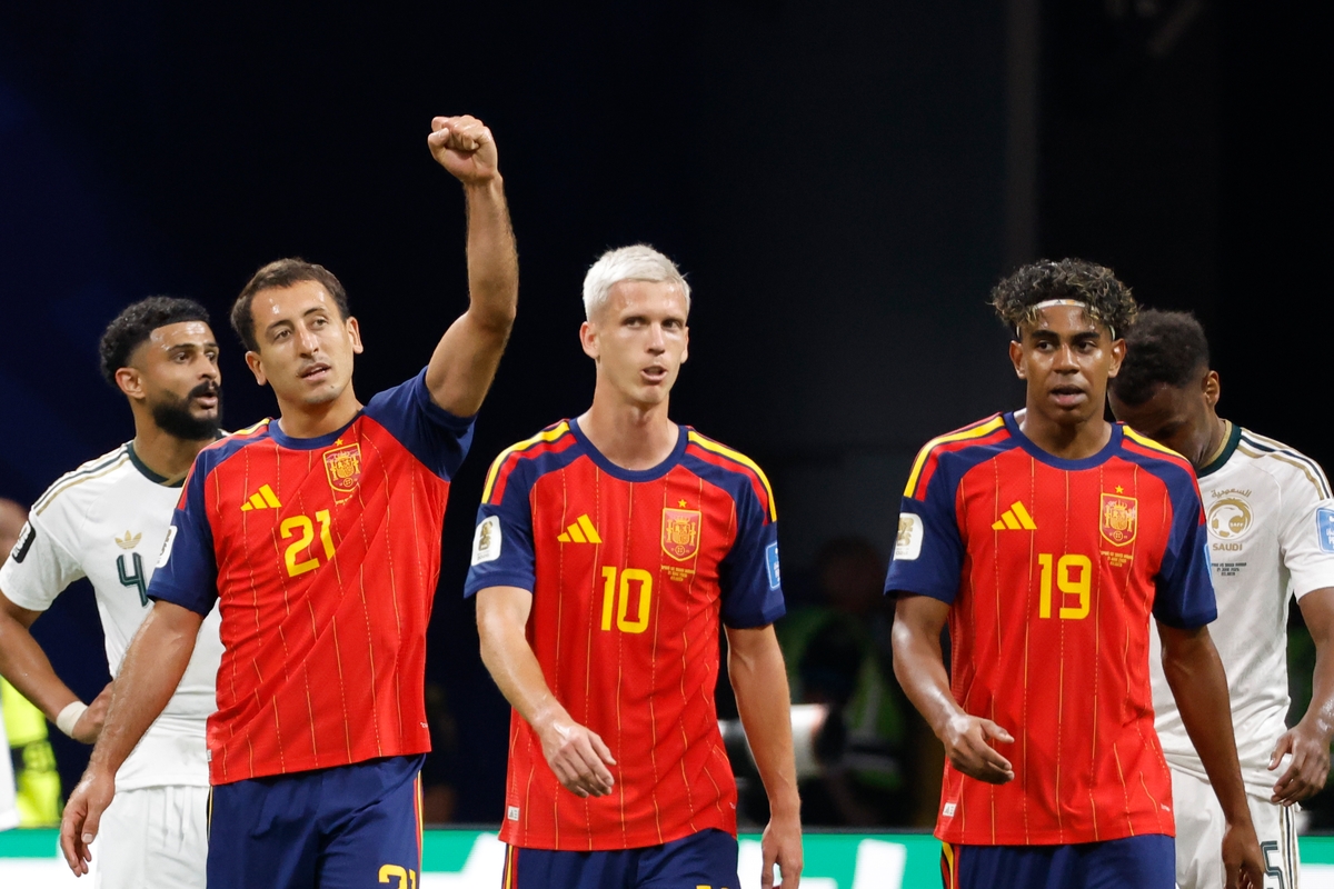El delantero de la selección española Mikel Oyarzábal (i) celebra tras marcar el segundo gol del partido del Mundial 2026 entre España y Arabia Saudí, este domingo en Atlanta. EFE/ Lavandeira Jr