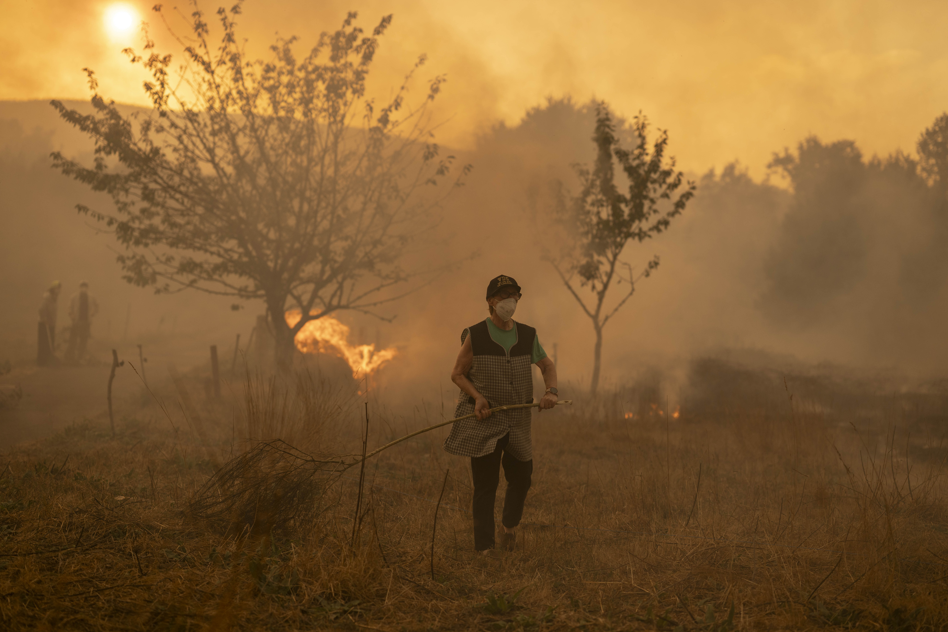 Los vecinos intentando salvar sus aldeas del fuego en los incendios de 2025.