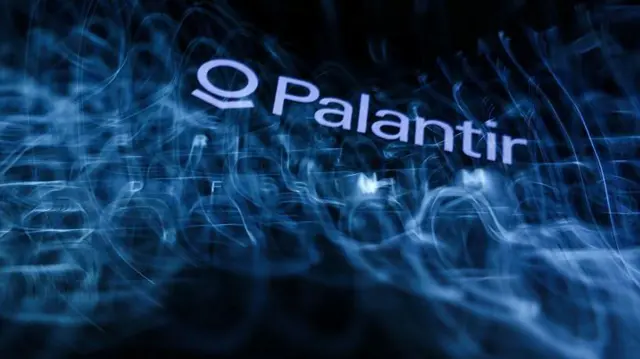 Una imagen del logotipo de Palantir, flotando sobre un fondo negro y azul. Es un círculo con una flecha apuntando hacia abajo.