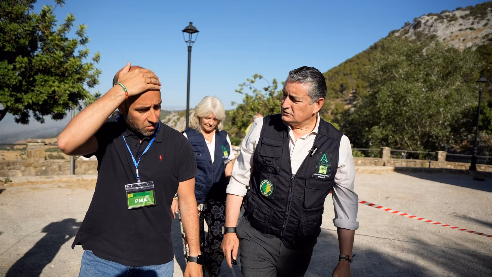 El consejero andaluz Antonio Sanz junto al alcalde de Grazalema, Carlos García, en el seguimiento del incendio en el municipio.