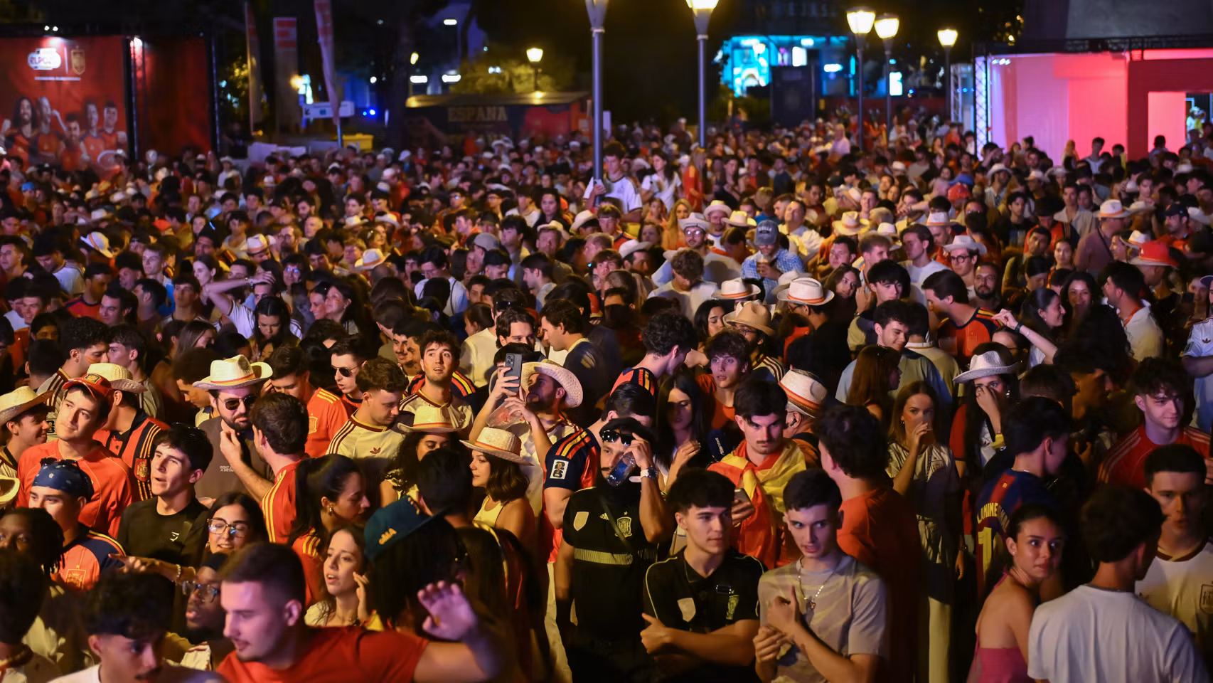 Aficionados de la Selección Española durante la celebración del partido entre España y Bélgica del Mundial de fútbol 2026.