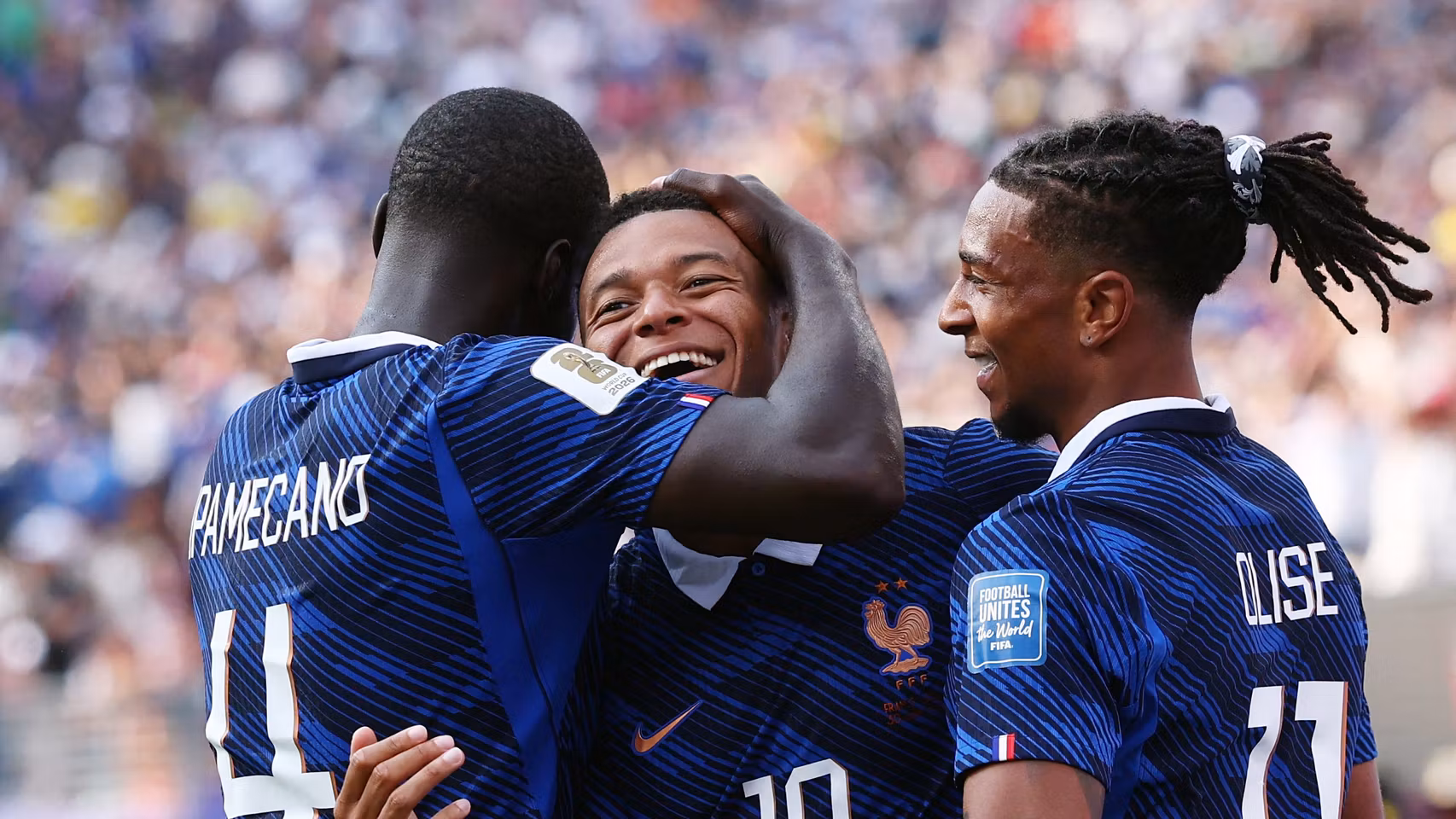 Mbappé, felicitado por Olise y Upamecano.