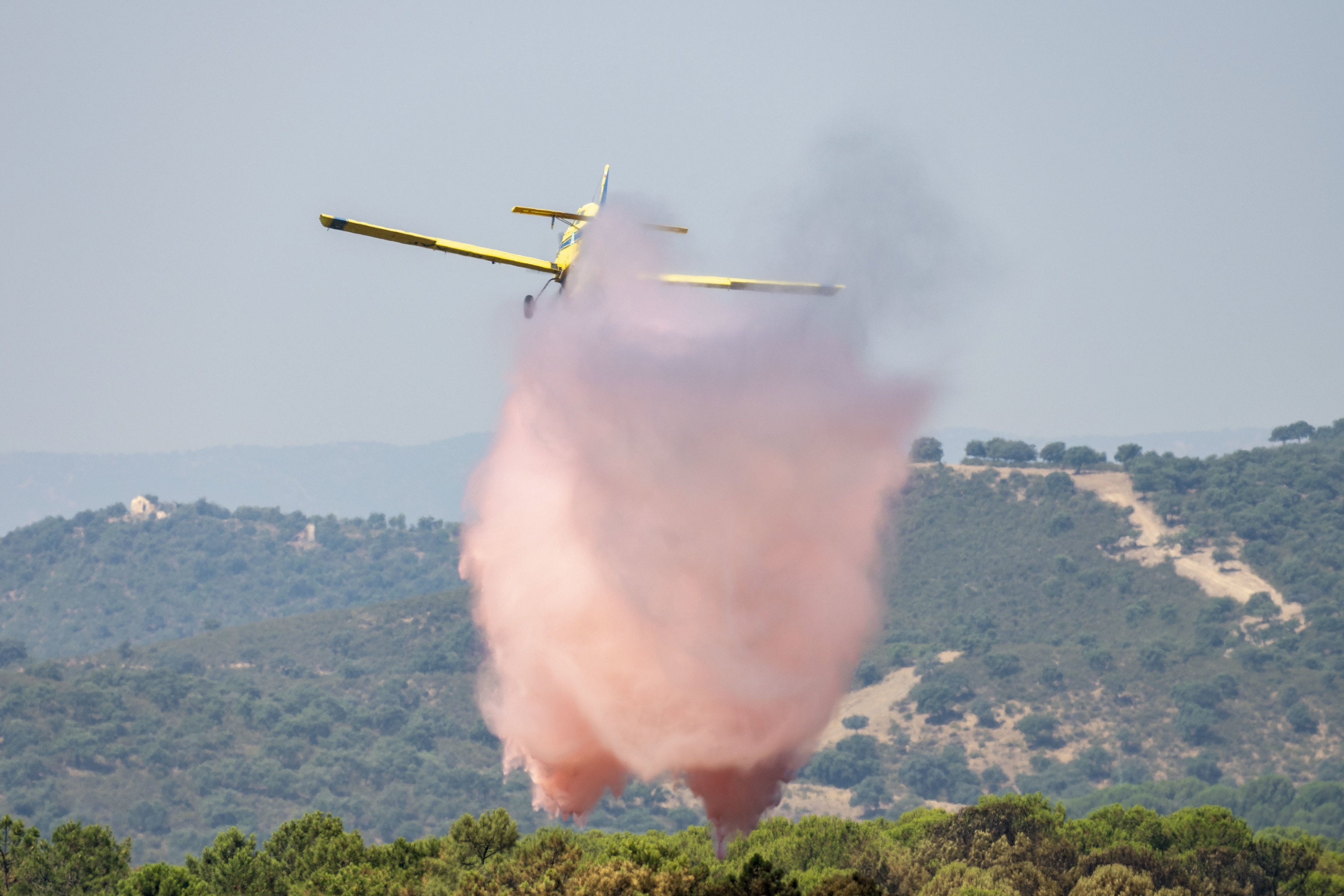 Un avión trabaja en la extinción del incendio en el parque natural de Despeñaperros (Jaén).