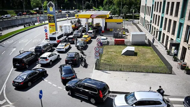 La gente hace cola para reabastecer sus autos en una gasolinera Rosneft en Moscú.