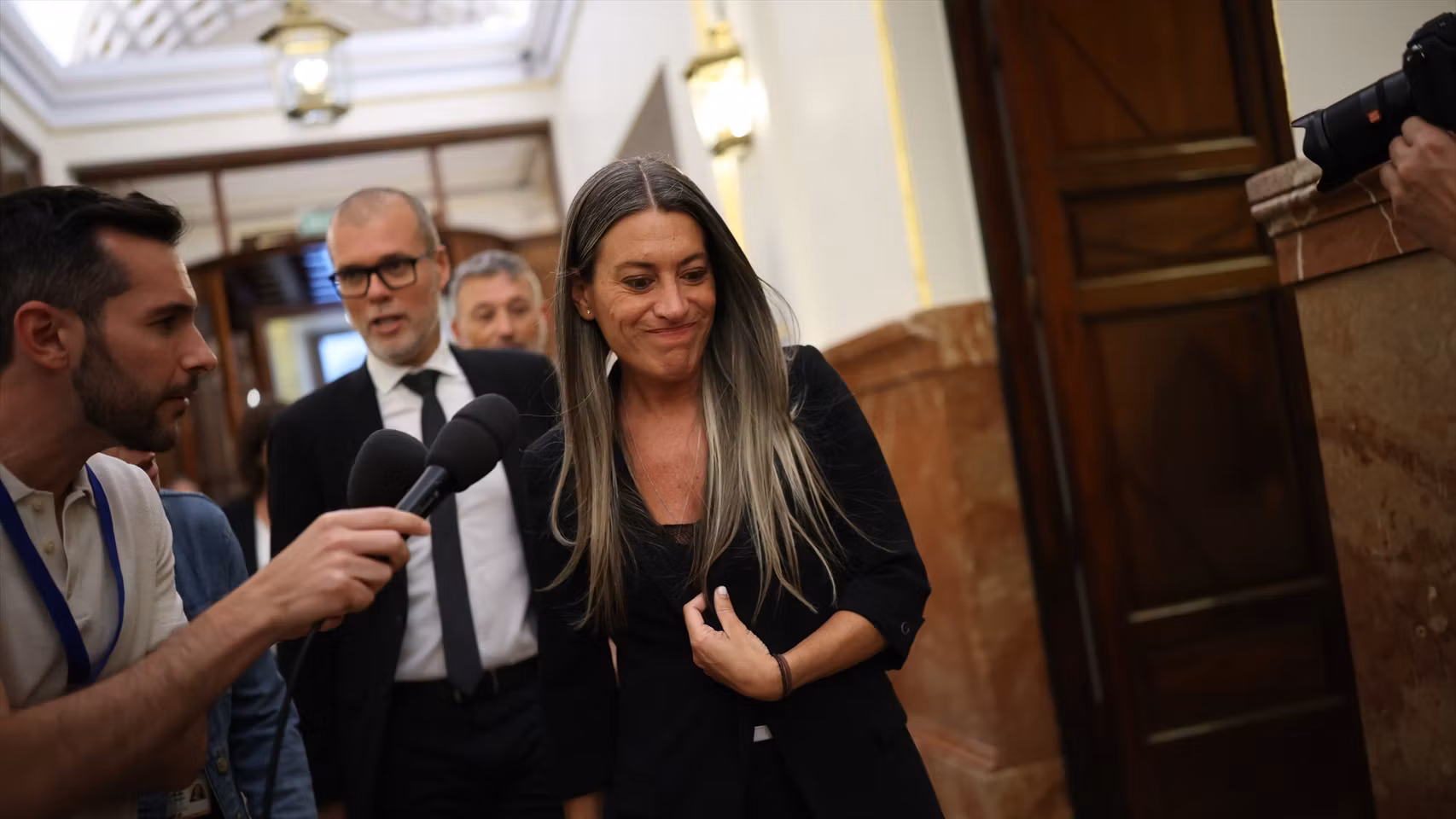 Míriam Nogueras y Josep Maria Cruset, diputados de Junts, entran al hemiciclo en el último pleno del Congreso.