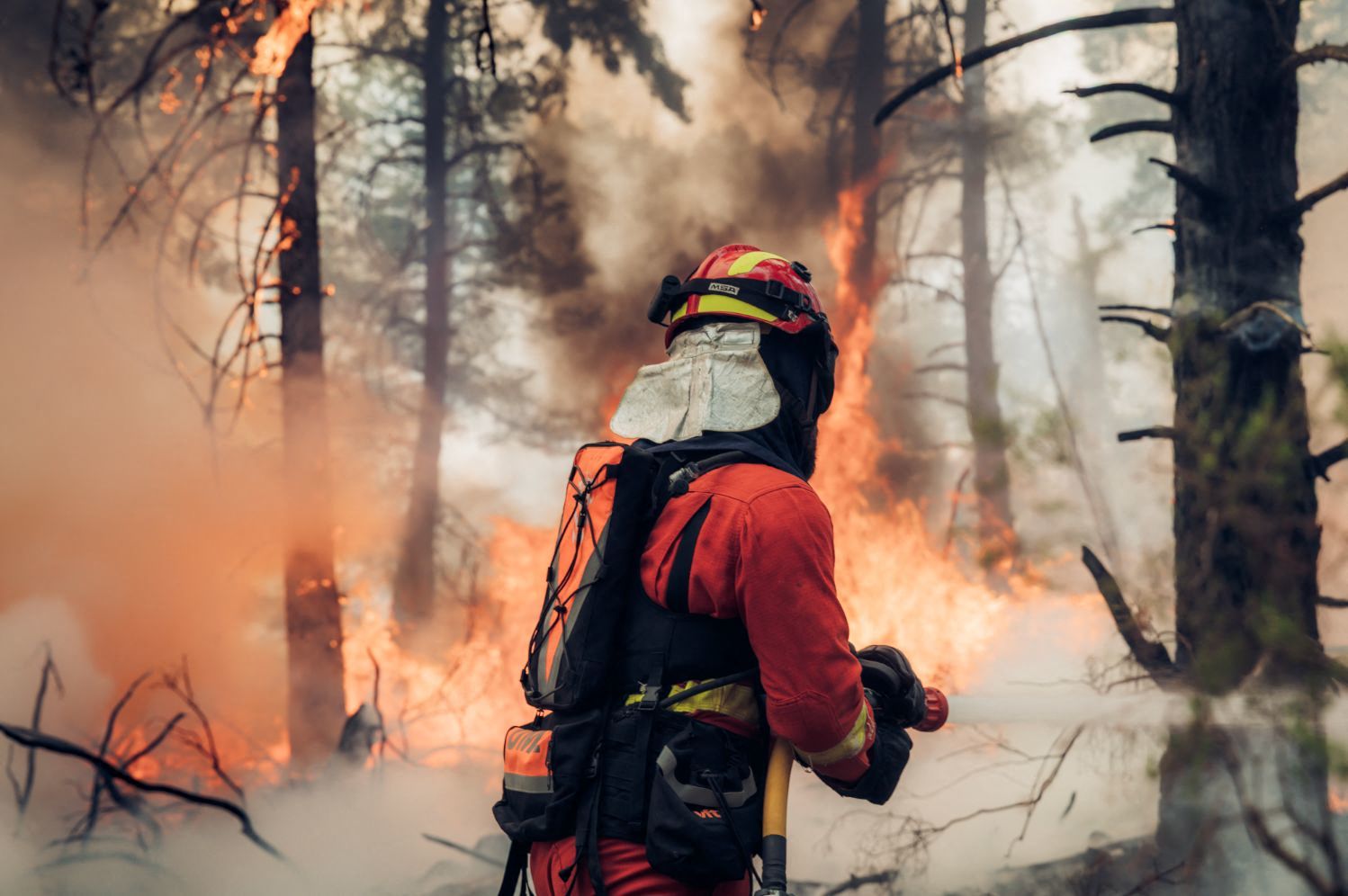 Un miembro de la UME lucha contra el incendio de La Mierla en la sierra de Guadalajara.