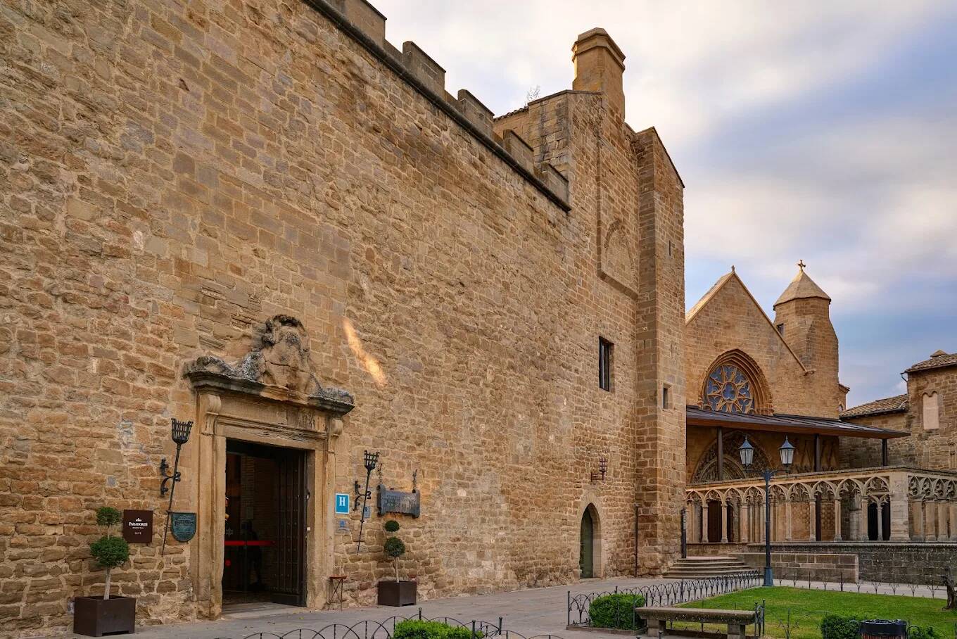 Foto: Integrado en el ala más antigua de un espectacular palacio-castillo, este edificio transporta al visitante a la época de los reyes medievales. (Paradores)
