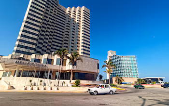 Fotografía de archivo de un hotel en La Habana. EFE/Ernesto Mastrascusa