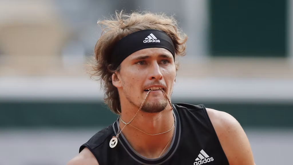 Alexander Zverev muerde su cadena durante el partido de cuartos de Roland Garros 2021