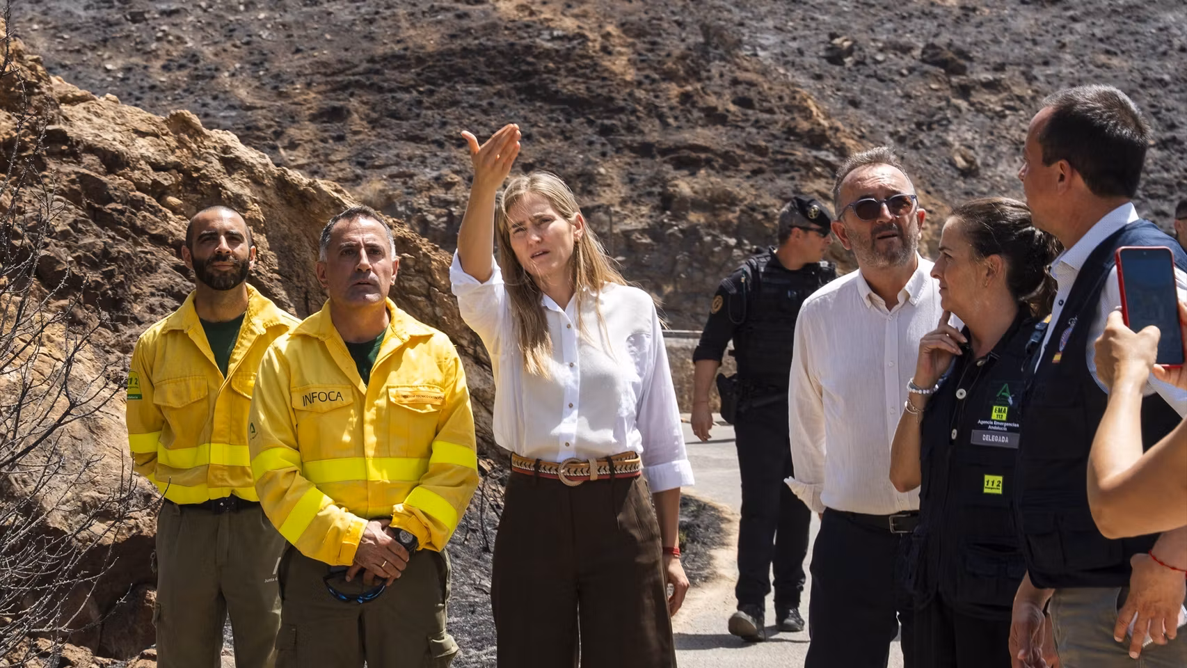 La ministra Sara Aagesen en su visita este martes a la zona afectada por el incendio en Almería. 