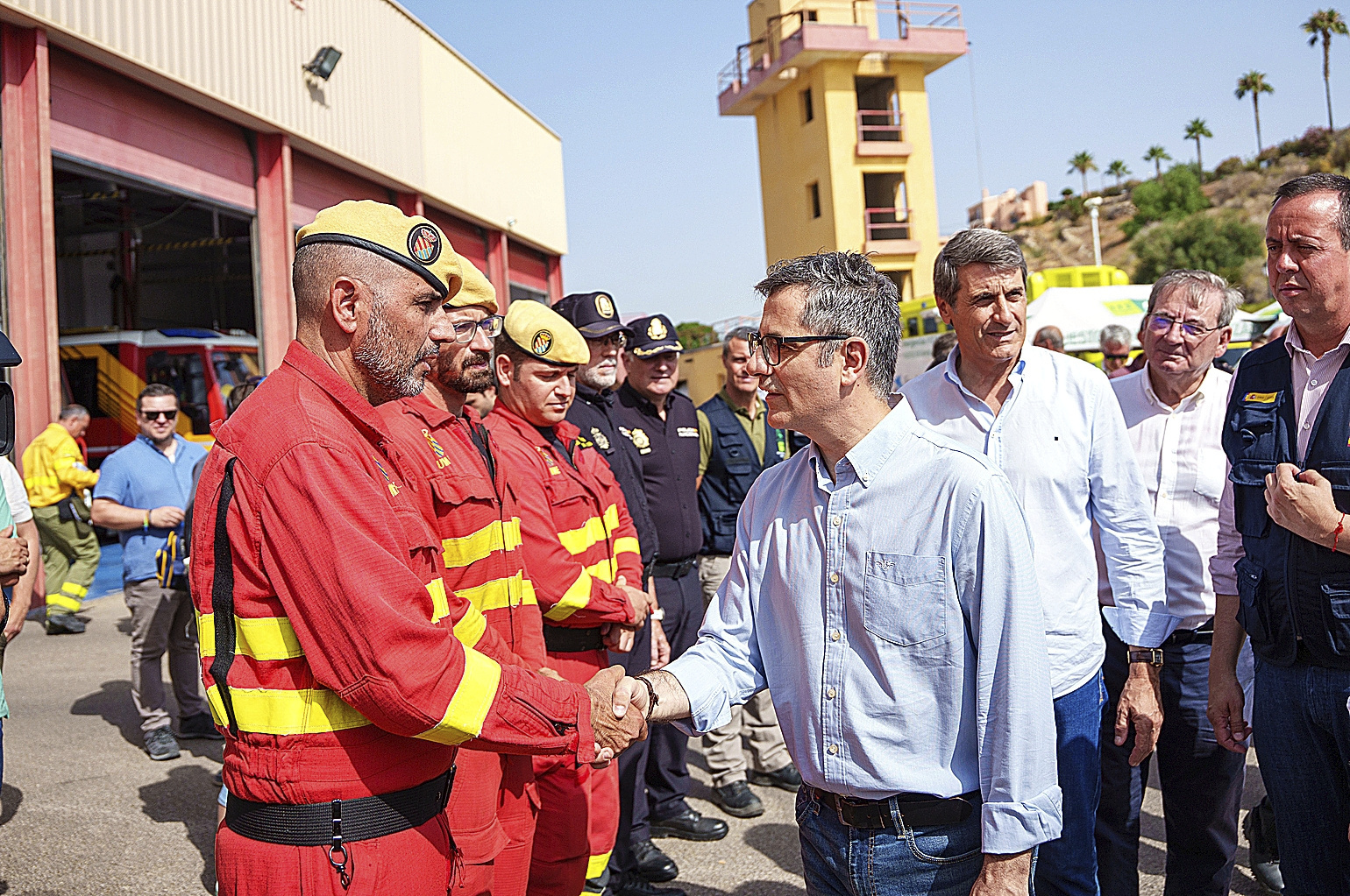 Félix Bolaños saluda a miembros de la UME en el Puesto de Mando Avanzado establecido en Turre (Almería).
