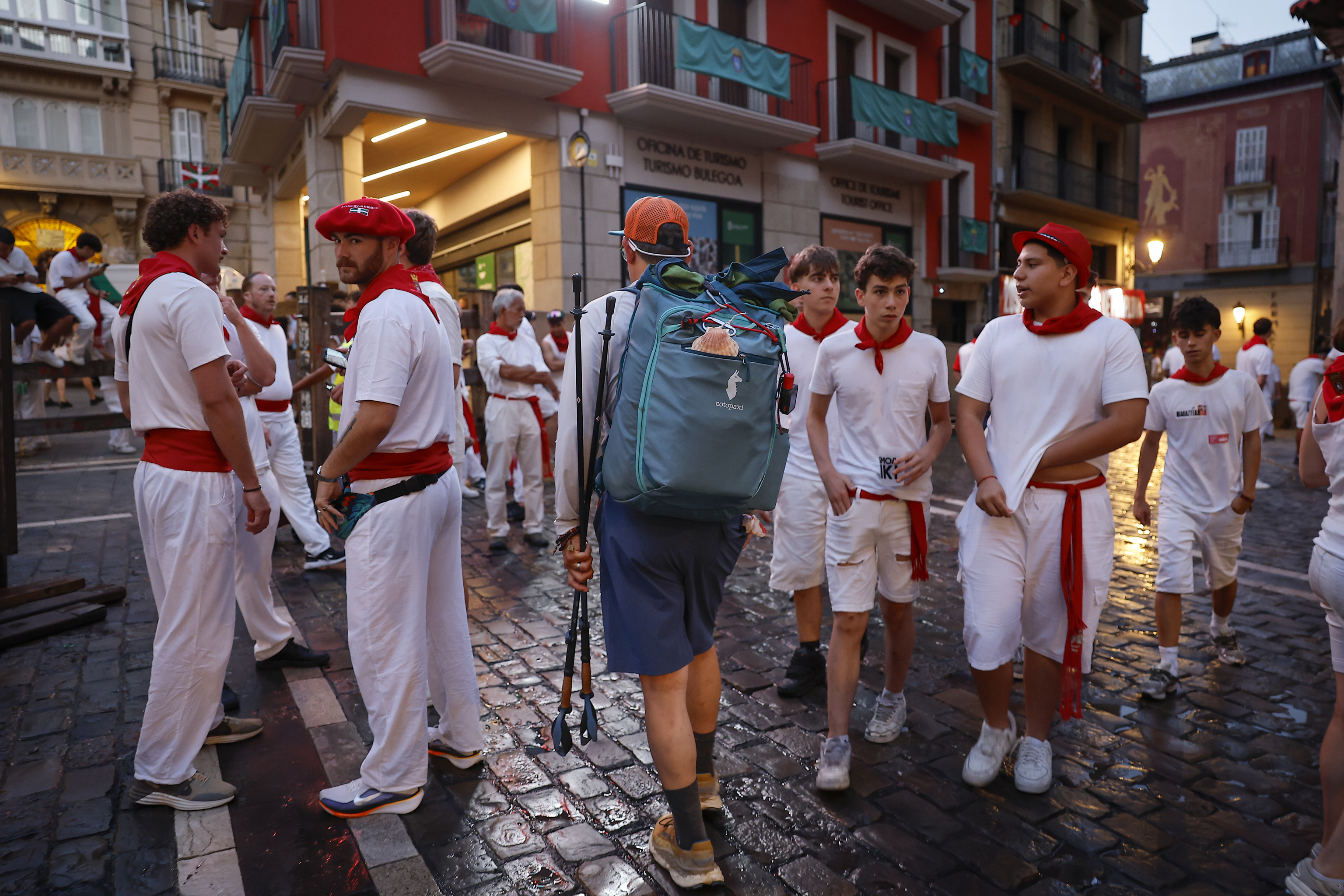 Un peregrino del Camino atraviesa entre corredores la Plaza del Ayuntamiento de Pamplona.