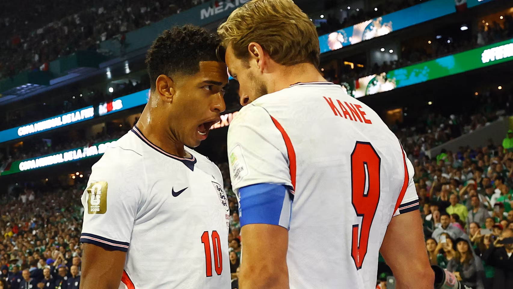 Kane celebra con Bellingham el gol marcado ante México.