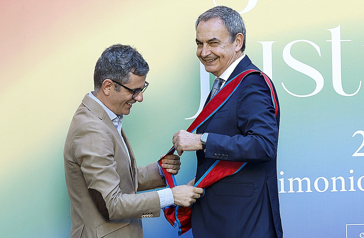 El ministro de la Presidencia, Justicia y Relaciones con las Cortes, Félix Bolaños, entrega a Gran Cruz de la Orden de San Raimundo de Peñafort al ex presidente José Luis Rodríguez Zapatero en junio de 2025