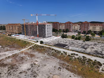 FOTO DE ARCHIVO. Una vista de dron muestra un edificio en construcción en un complejo de viviendas de Seseña, al sur de Madrid, España. 2 de junio de 2025. REUTERS/Guillermo Martínez
