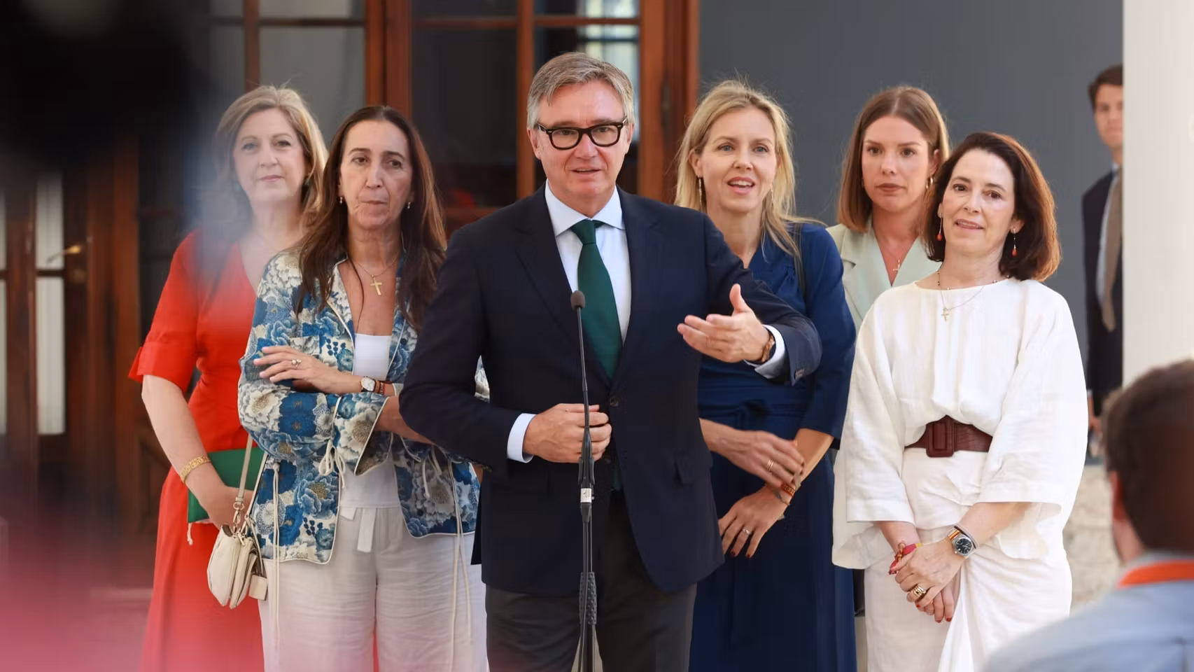 EL líder de Vox, Manuel Gavira, junto a varias diputadas.