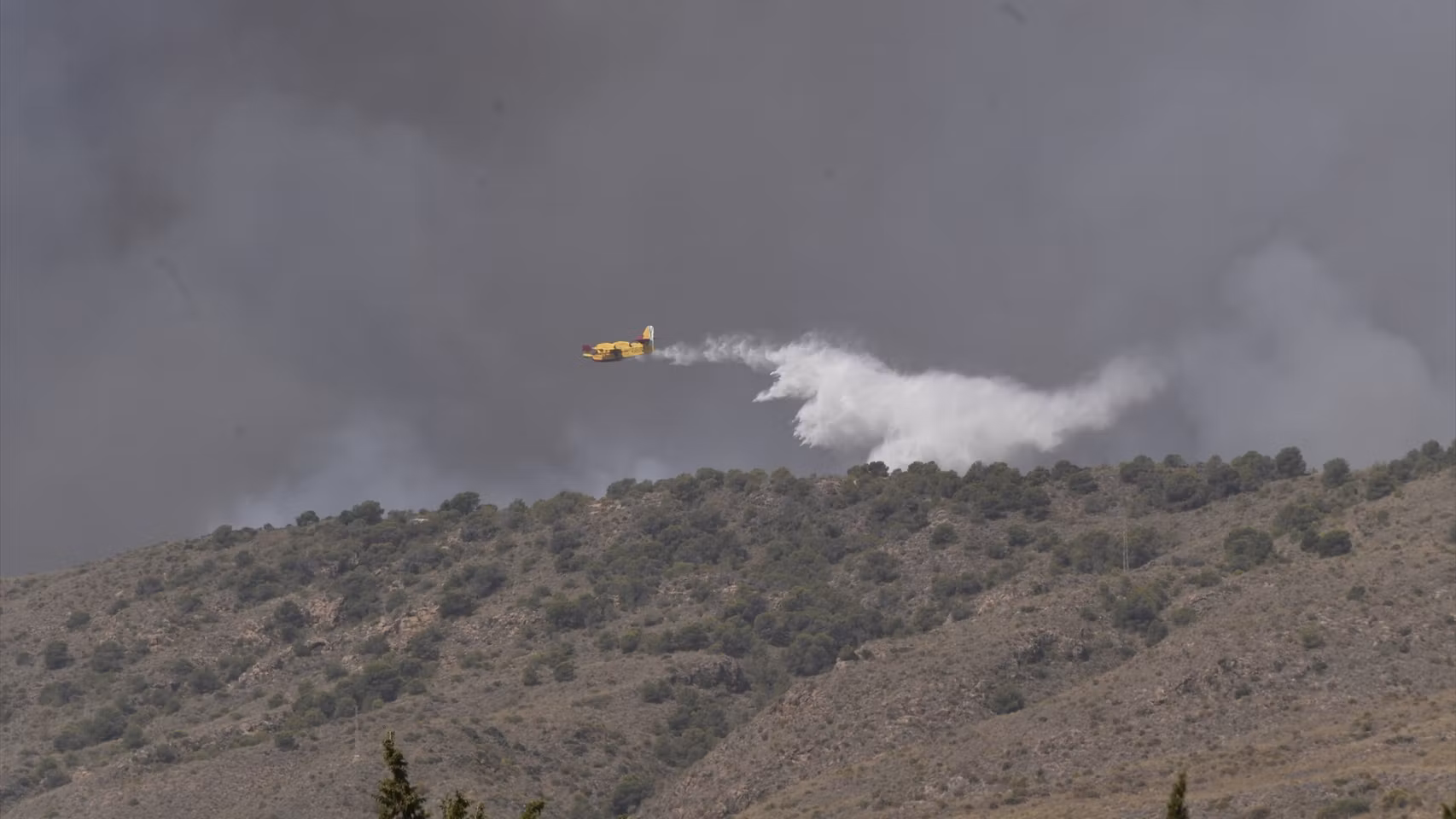 Un avión trabaja en la extinción del incendio.