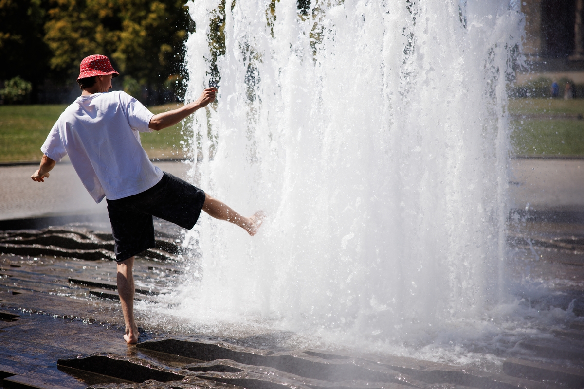 Imagen de este fin de semana de un hombre tratando de refrescarse en Berlín. (EFE/EPA/CLEMENS BILAN)
