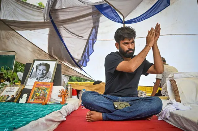 El fundador del Partido Popular Cucaracha, Abhijeet Dipke, durante una manifestación en Jantar Mantar exigiendo la dimisión del ministro de Educación Dharmendra Pradhan