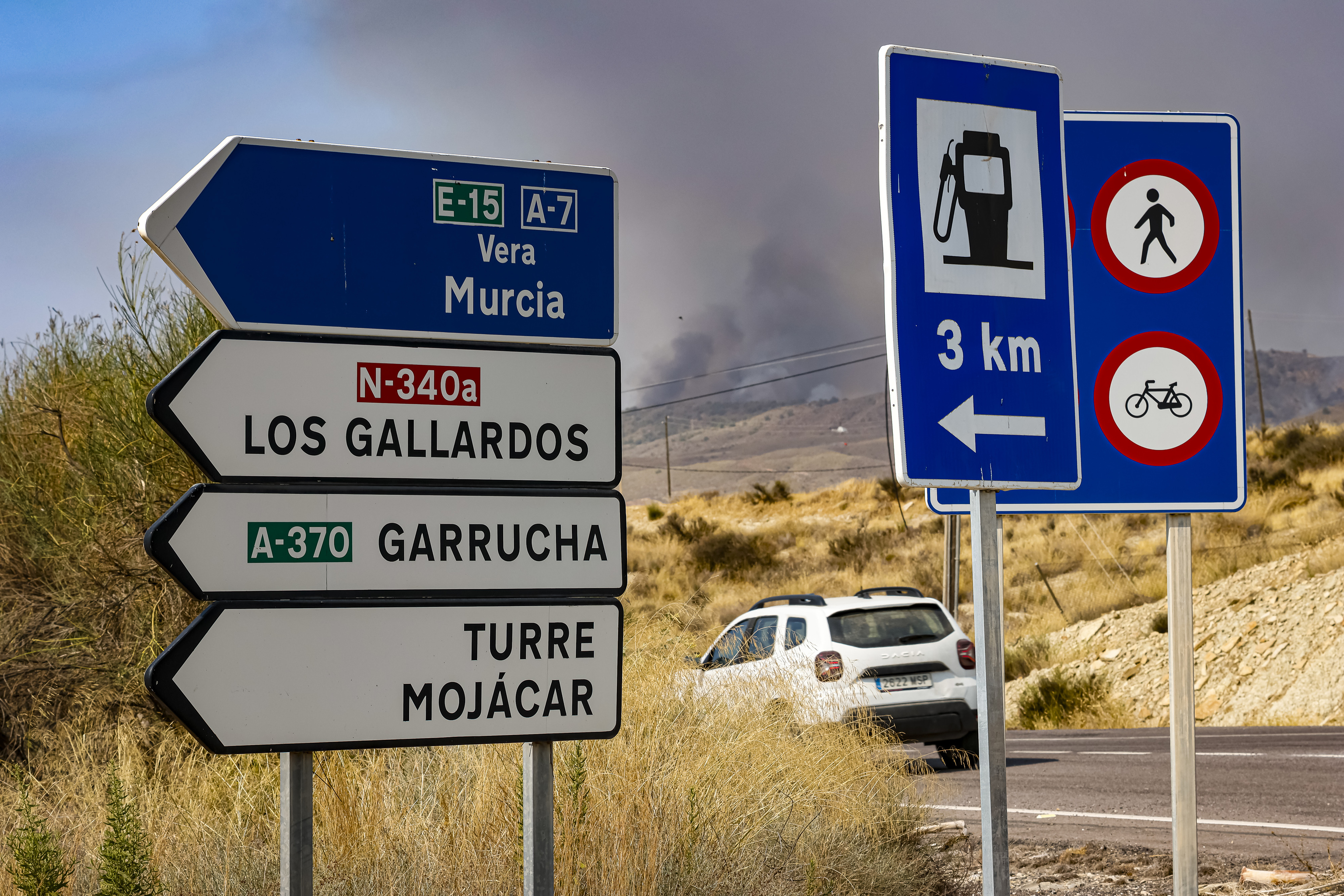 Carretera próxima al incendio de Los Gallardos, Almería.