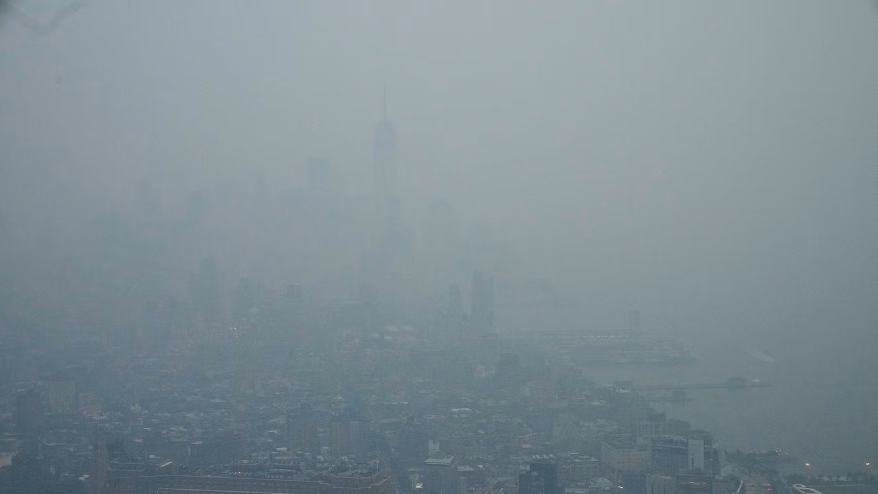 La cuidad de Nueva York cubierta por la humareda.