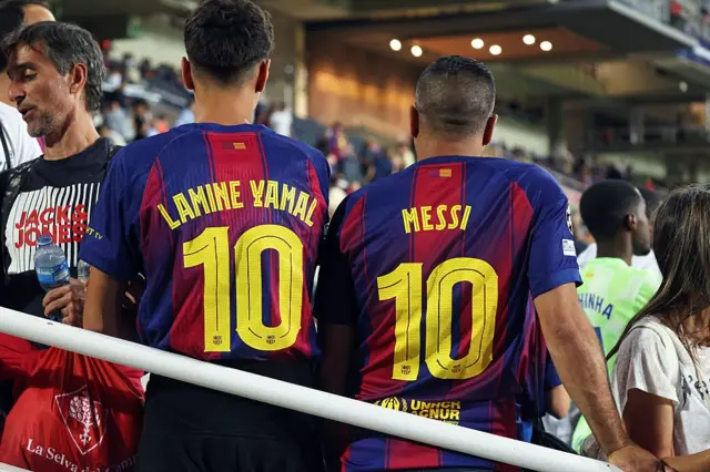 Dos simpatizantes del Barcelona con las camisetas del club con los dorsales de Yamal y de Messi