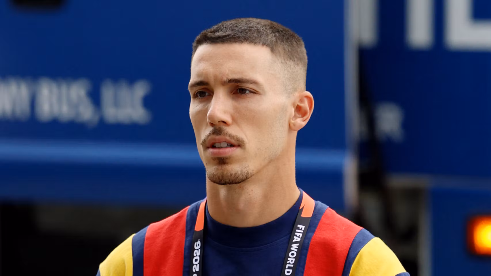 Grimaldo llegando al estadio. 