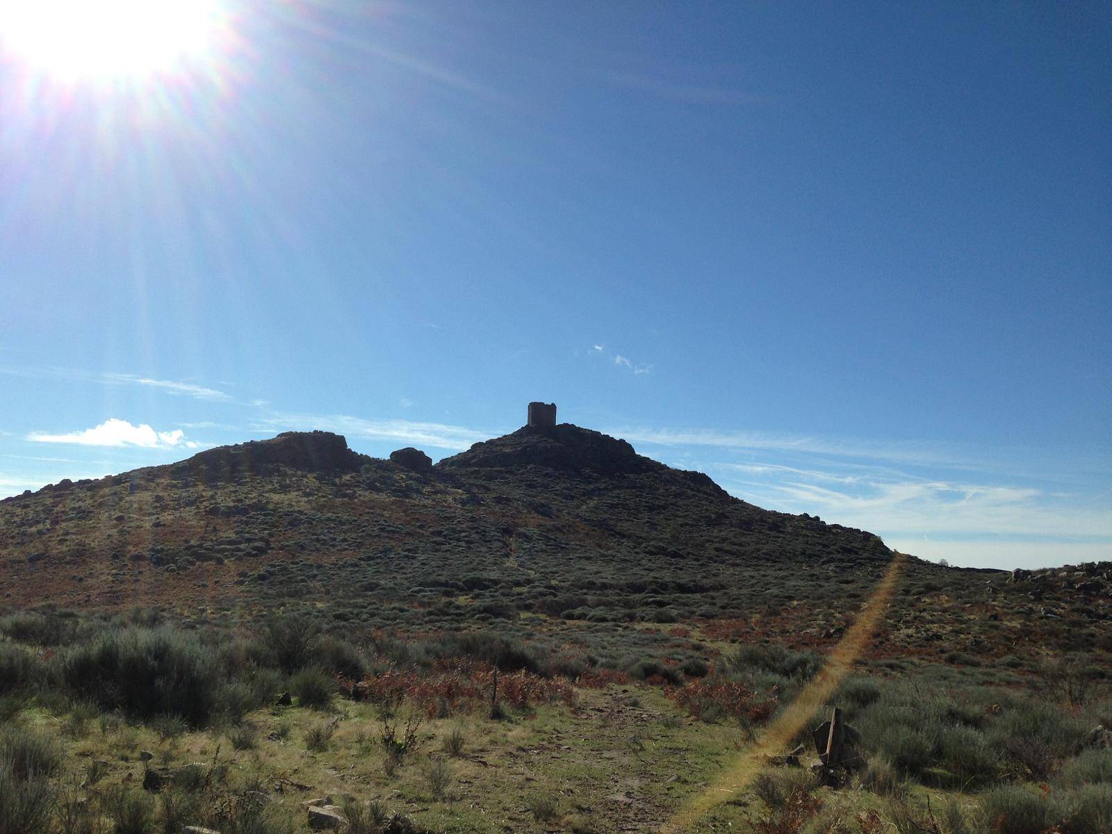 Foto: La ruta de senderismo por la Sierra de Gata que te lleva hasta los restos de un castillo medieval. (Wikiloc/jurcoria)