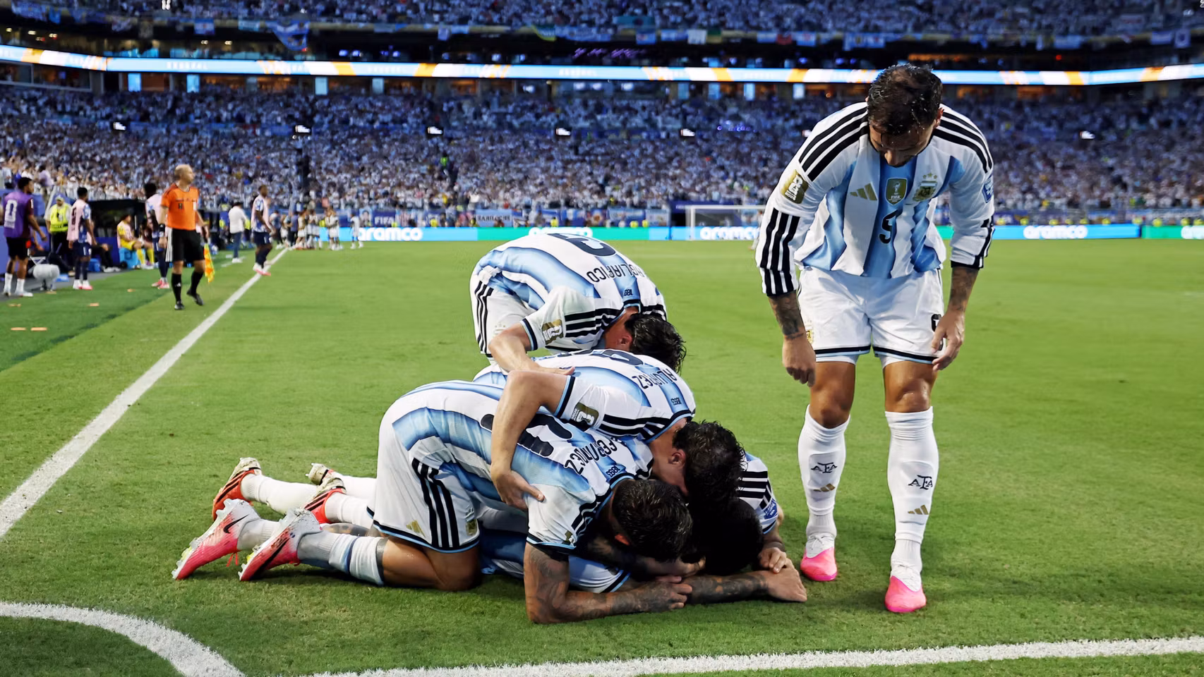 Los jugadores de Argentina celebran el gol de Lisandro en la prórroga ante Cabo Verde.