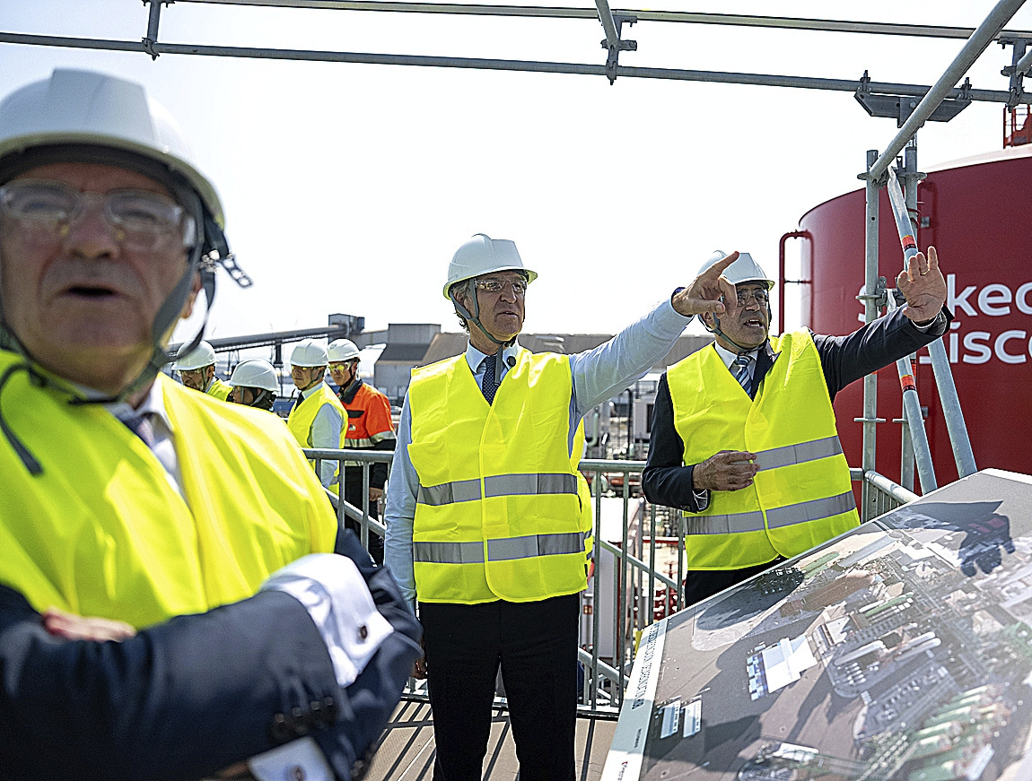Alberto Núñez Feijóo, junto a responsables de Petronor en su visita a la refinería vizcaína.