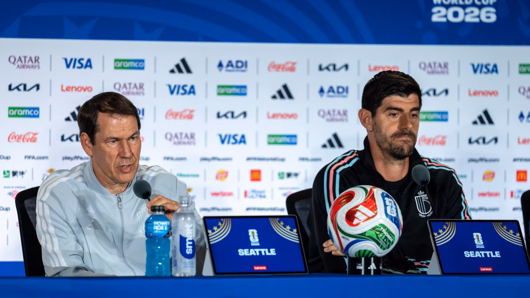 Rudi García, seleccionador de Bélgica a la izquierda; Courtois, a la derecha.