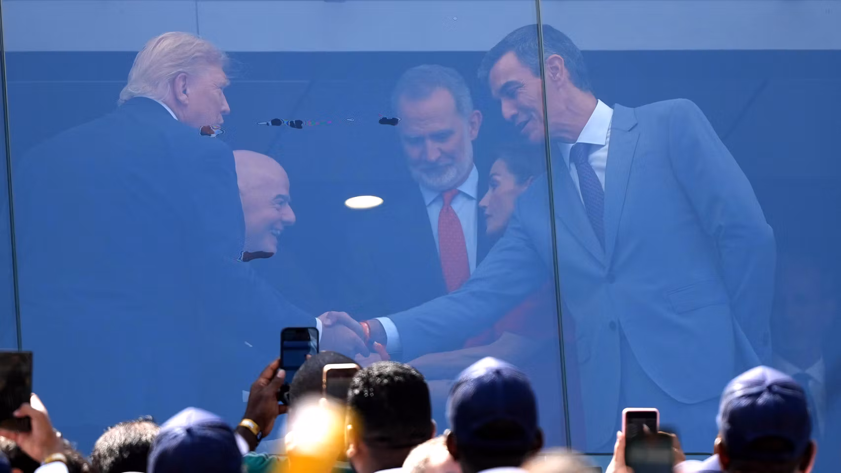 El presidente de Estados Unidos, Donald Trump saluda al presidente del Gobierno de España, Pedro Sánchez este domingo, en el partido de la final del Mundial de la FIFA 2026 entre España y Argentina en el estadio MetLife en Nueva Jersey (Estados Unidos). 