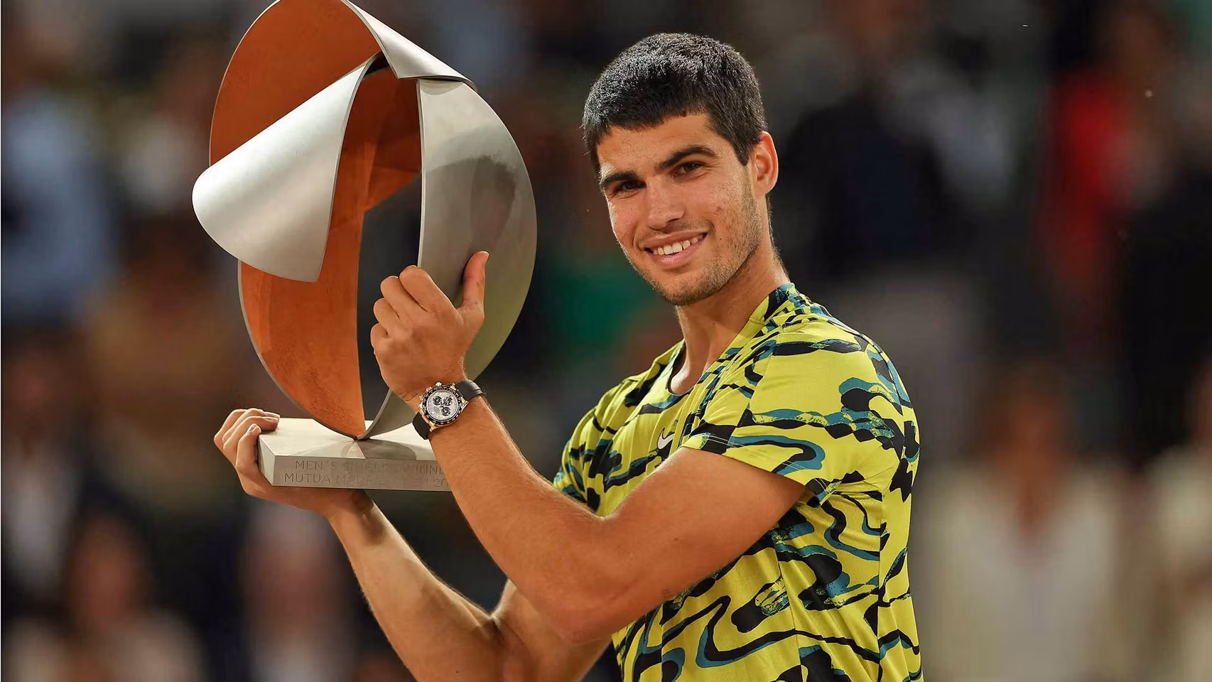 Alcaraz posa con el trofeo del Mutua en 2023 tras ganar a Struff.