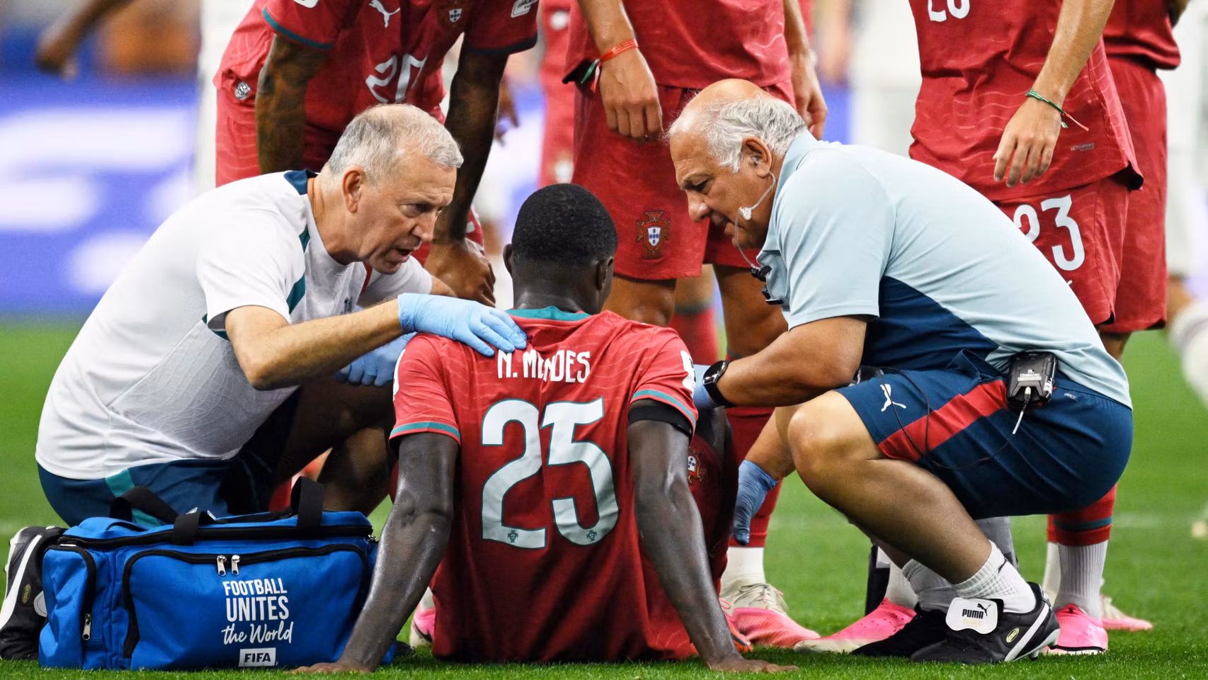 Nuno Mendes, lesionado durante el partido ante España.