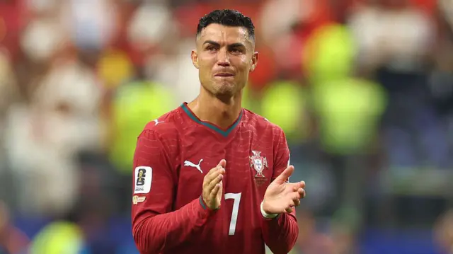 Cristiano Ronaldo, en lágrimas, aplaude en la cancha después del partido en el que Portual fue eliminado del mundial.