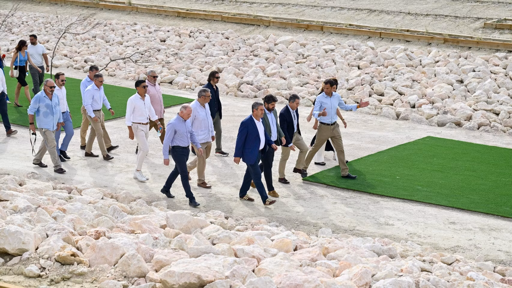 El alcalde de Lorquí, Joaquín Hernández, este miércoles, junto al presidente autonómico, Fernando López Miras, inaugurando el parque inundable.