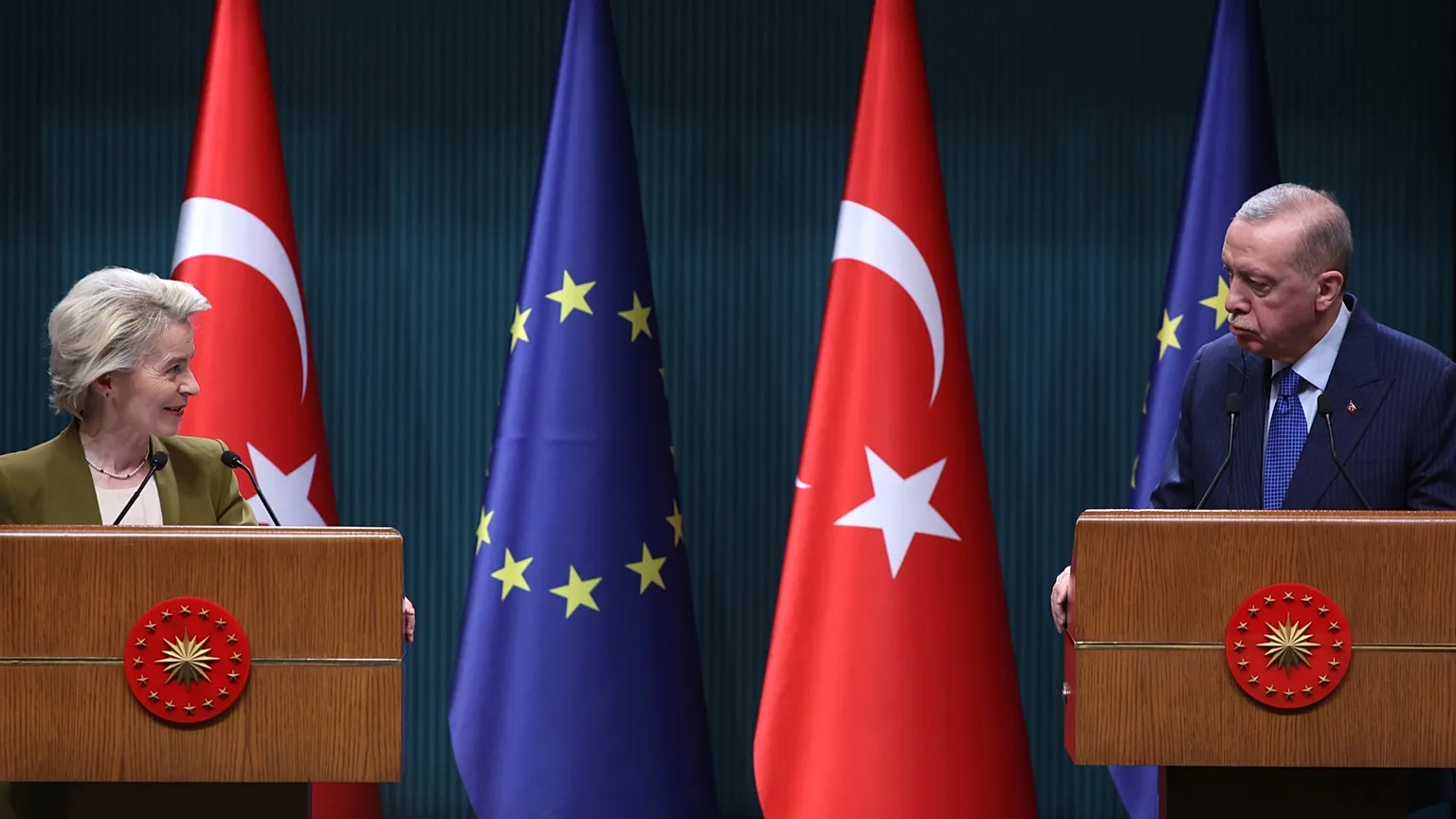 European Commission President Ursula von der Leyen looks at Turkey President Recep Tayyip Erdoğan in Ankara, 17 December, 2024.