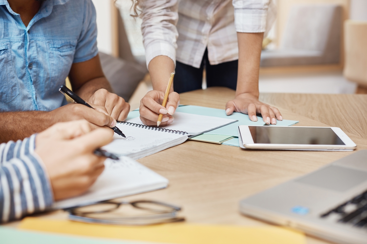 Varios empleados de una empresa trabajan sobre una mesa. (Freepik)