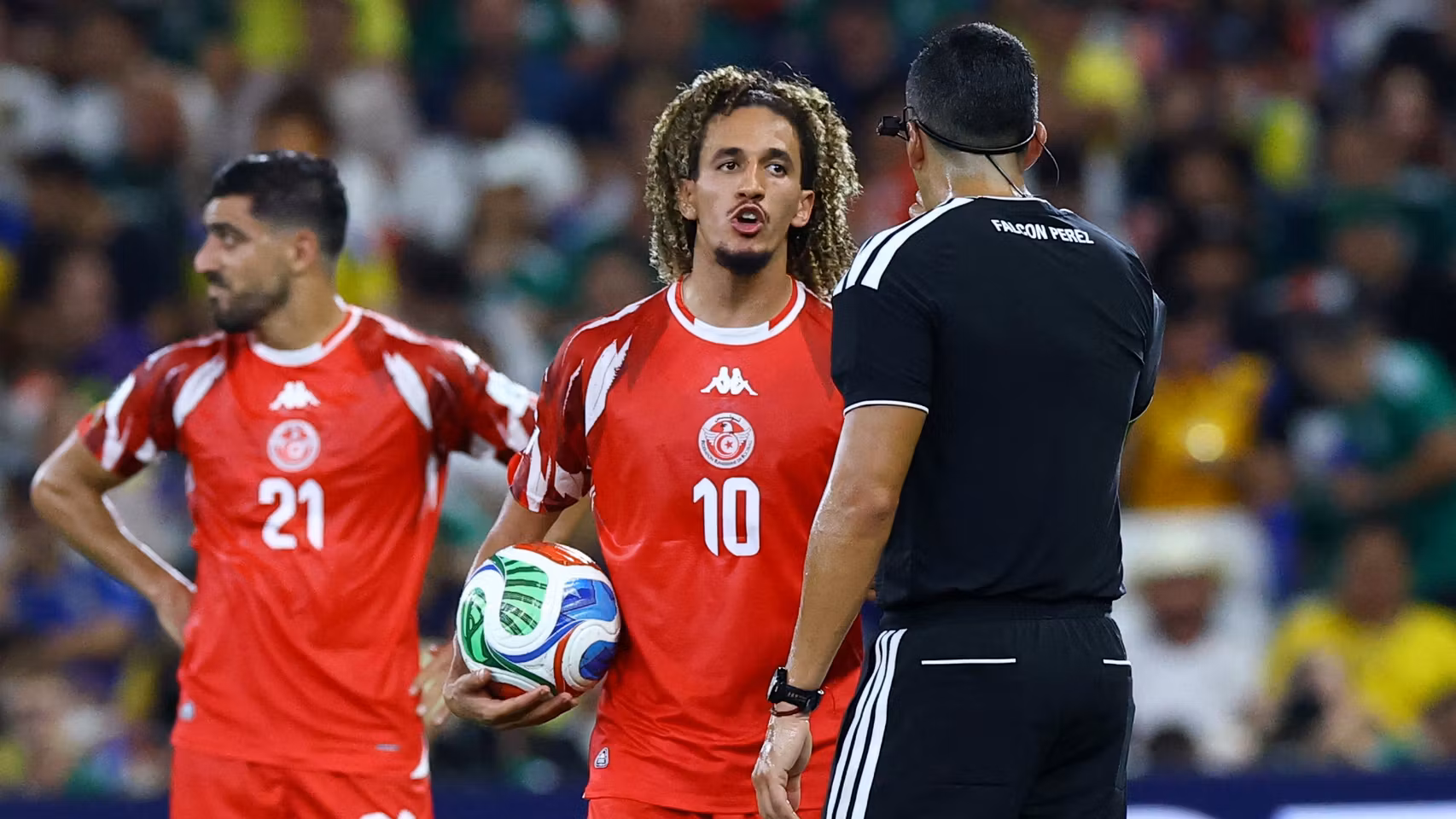 El tunecino Hannibal Mejbri habla con el árbitro durante un partido del Mundial.
