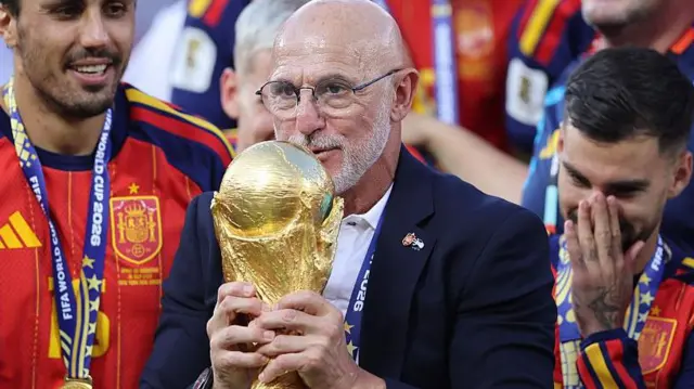 De la Fuente besa el trofeo en la ceremonia de celebración.